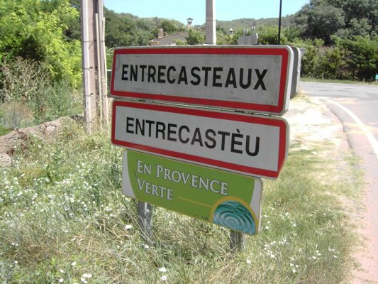 Entrecasteaux entree du village