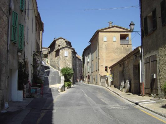 entree du village Entrecasteaux