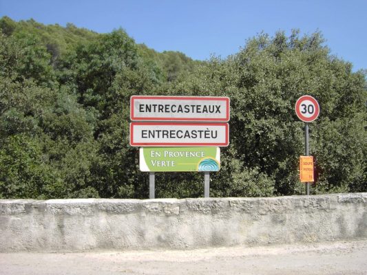 le debut du village Entrecasteaux
